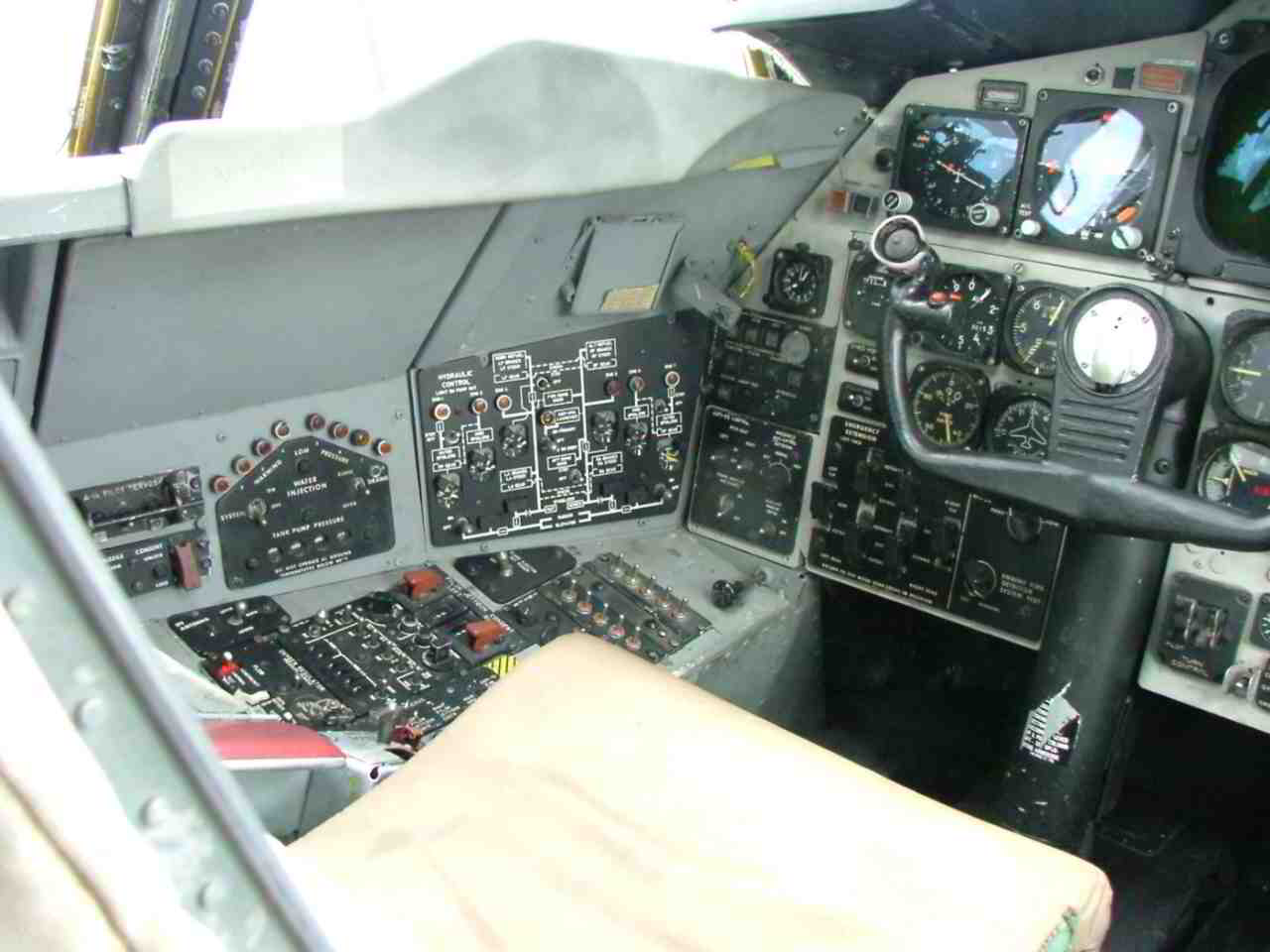 B-52G Cockpit - Laft sidewall